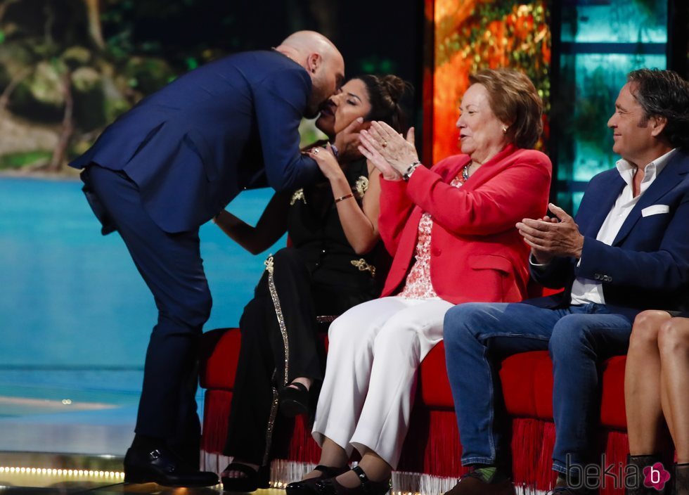 Kiko Rivera y Chabelita Pantoja saludándose en su reencuentro en 'Supervivientes 2019'