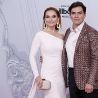 Elizabeth Alvarez y Jorge Salinas en los Billboard Latin Music