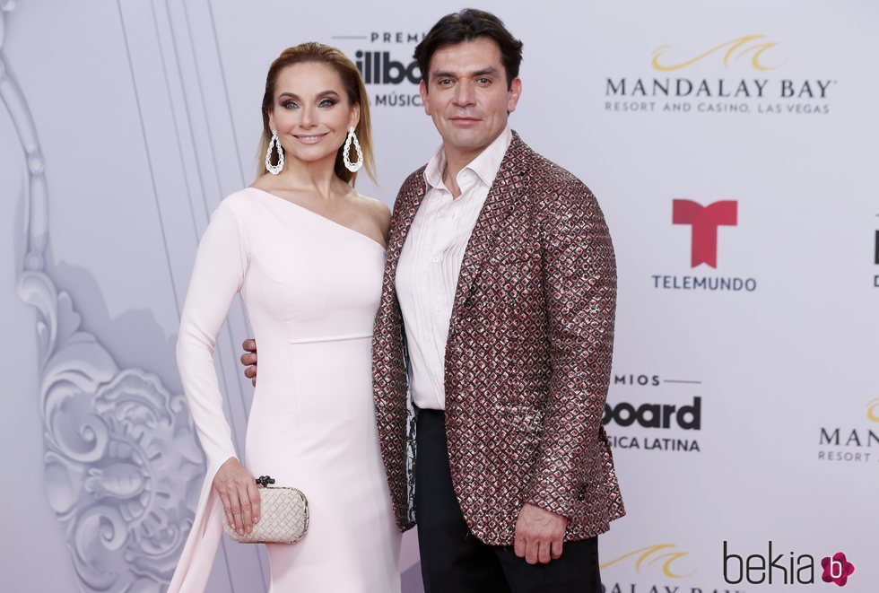 Elizabeth Alvarez y Jorge Salinas en los Billboard Latin Music