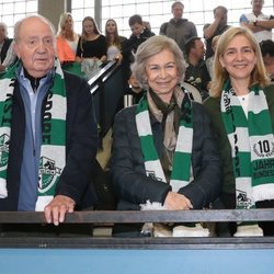 Los Reyes Juan Carlos y Sofía y la Infanta Cristina animando a Pablo Urdangarin en el balonmano