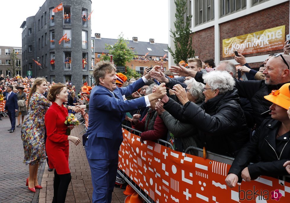 El Rey Guillermo saluda a los ciudadanos durante el Día del Rey 2019