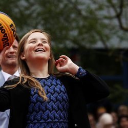 La Princesa Ariane juega al baloncesto en una de las actividades del Día del Rey 2019