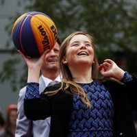 La Princesa Ariane juega al baloncesto en una de las actividades del Día del Rey 2019