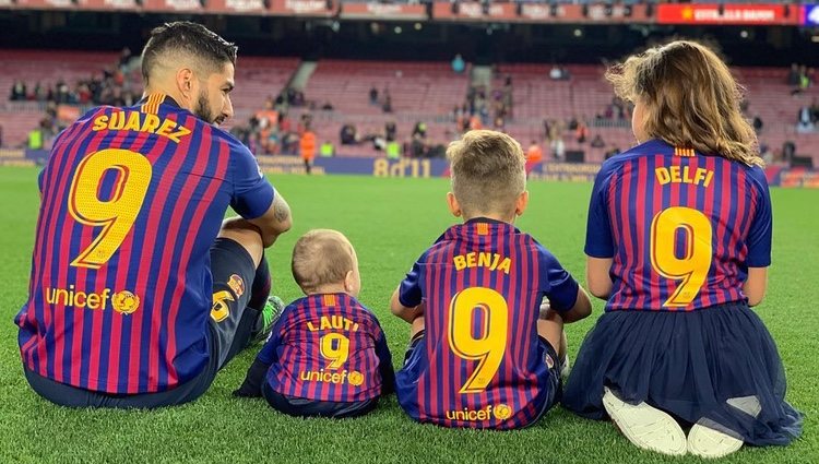 Luis Suárez celebrando la victoria del Barça con sus tres hijos