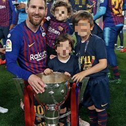 Leo Messi celebrando la victoria del F.C.Barcelona con sus tres hijos