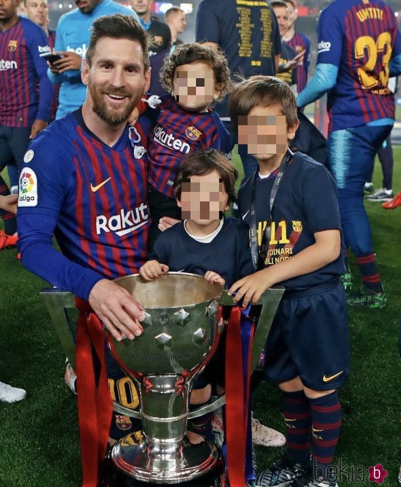Leo Messi celebrando la victoria del F.C.Barcelona con sus tres hijos