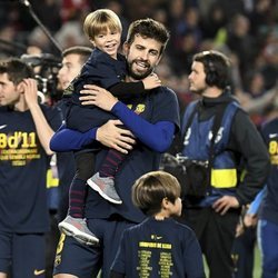 Gerard Piqué celebrando la victoria del F.C.Barcelona con sus hijos Milan y Sasha