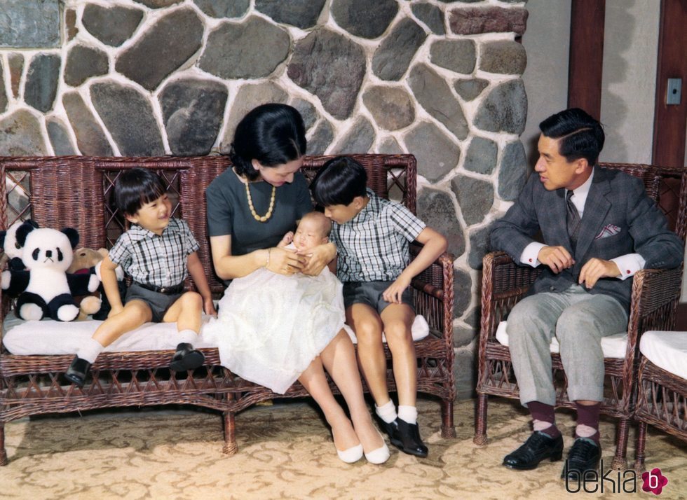 Los Emperadores Akihito y Michiko con sus hijos