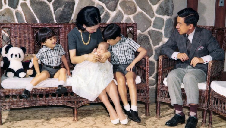 Los Emperadores Akihito y Michiko con sus hijos