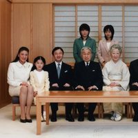 Los Emperadores Akihito y Michiko de Japón con sus hijos y nietos
