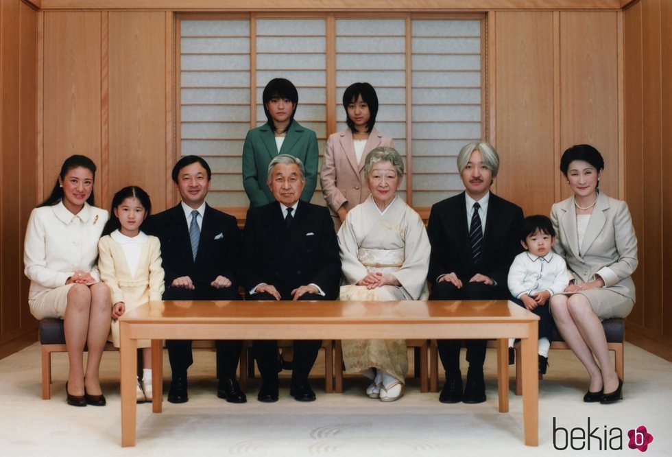 Los Emperadores Akihito y Michiko de Japón con sus hijos y nietos
