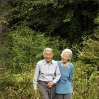 Los Emperadores Akihito y Michiko de Japón paseando por su jardín
