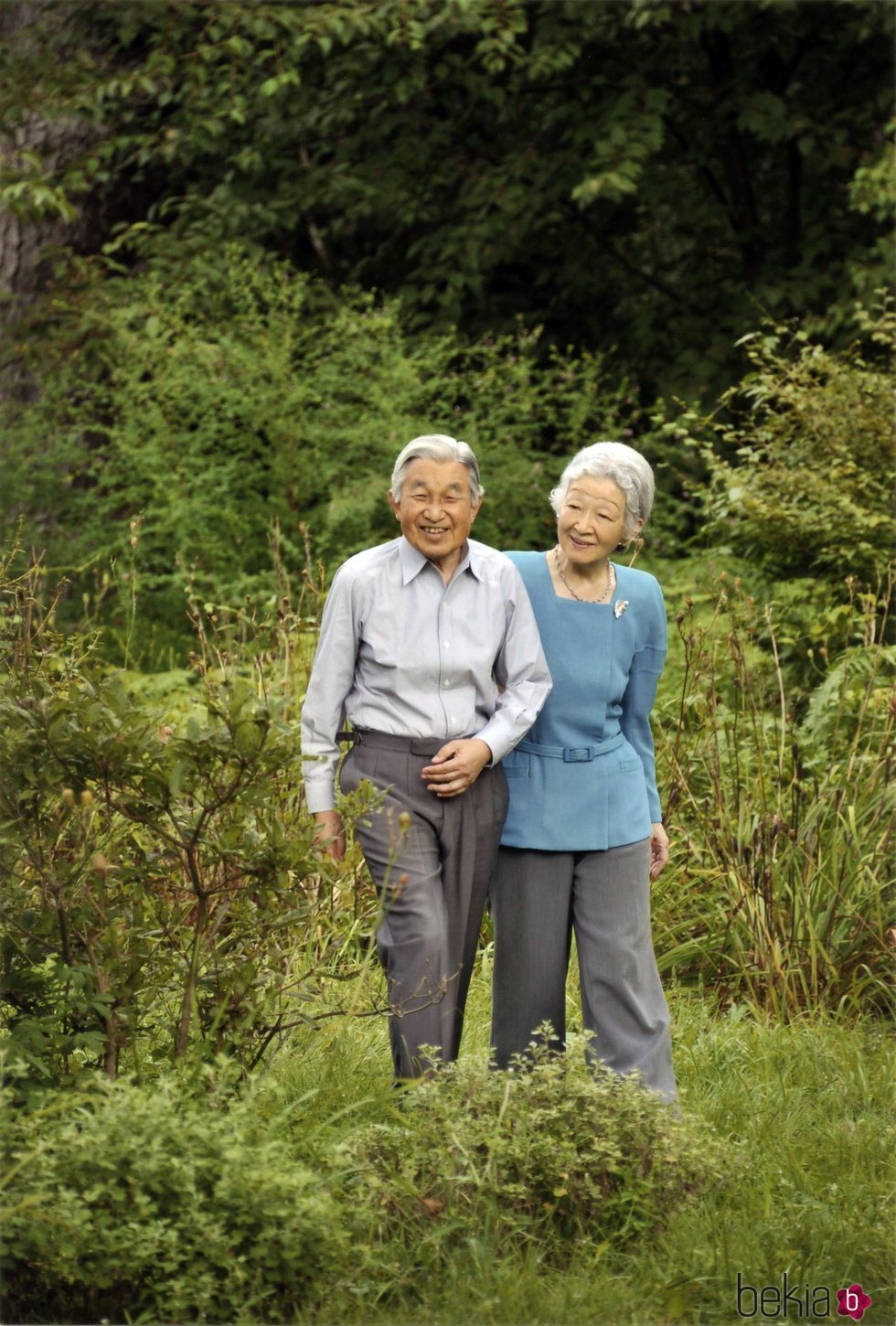 Los Emperadores Akihito y Michiko de Japón paseando por su jardín