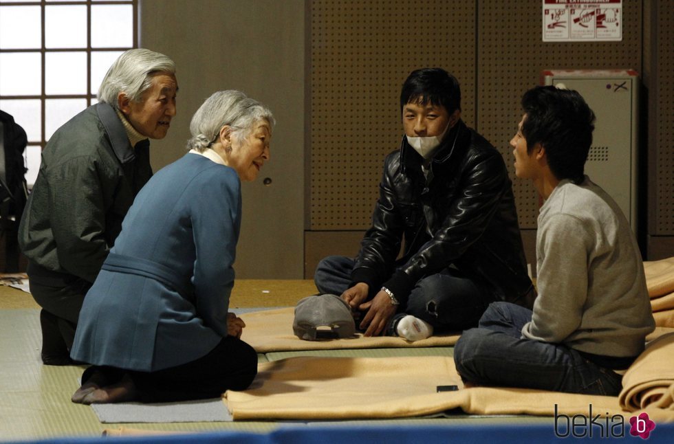 Los Emperadores Akihito y Michiko de Japón hablando con las víctimas de Fukushima