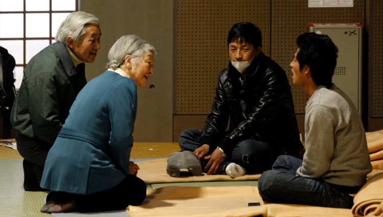 Los Emperadores Akihito y Michiko de Japón hablando con las víctimas de Fukushima