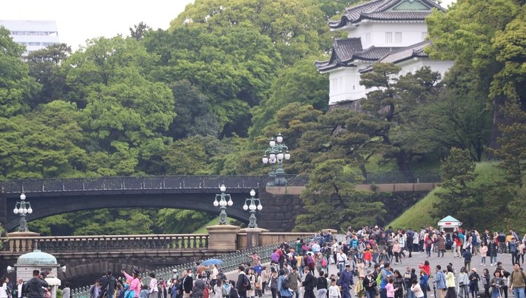 Los ciudadanos de Japón en el Palacio Imperial para la ceremonia de abdicación del Emperador Akihito de abril 2019