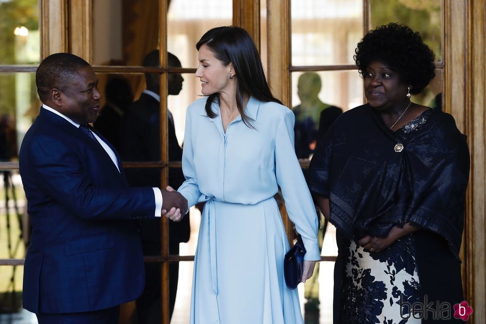 La Reina Letizia saludando al Presidente de Mozambique y su mujer