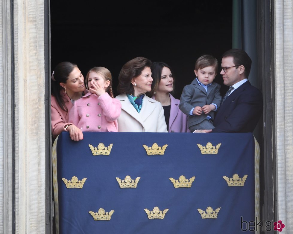 La Familia Real de Suecia en el desfile militar por el 73 cumpleaños del Rey Carlos Gustavo