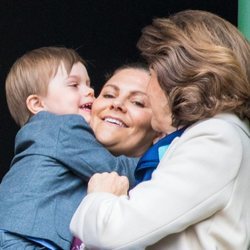 El Príncipe Óscar muy cariñoso con Victoria de Suecia en el 73 cumpleaños del Rey Carlos Gustavo