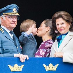 El Príncipe Óscar besa a Victoria de Suecia junto al Rey Carlos Gustavo y la Reina Silvia