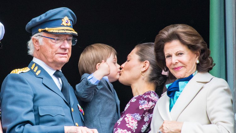 El Príncipe Óscar besa a Victoria de Suecia junto al Rey Carlos Gustavo y la Reina Silvia