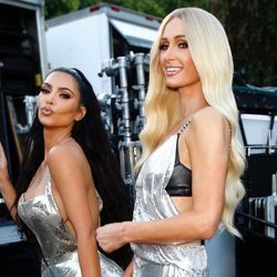 Paris Hilton y Kim Kardashian grabando un videoclip en California