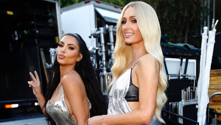 Paris Hilton y Kim Kardashian grabando un videoclip en California
