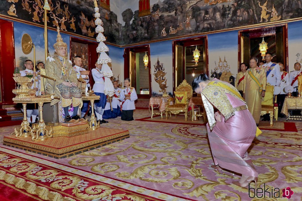 El Rey de Tailandia en su coronación junto a la Reina Suthida el 4 de mayo de 2019