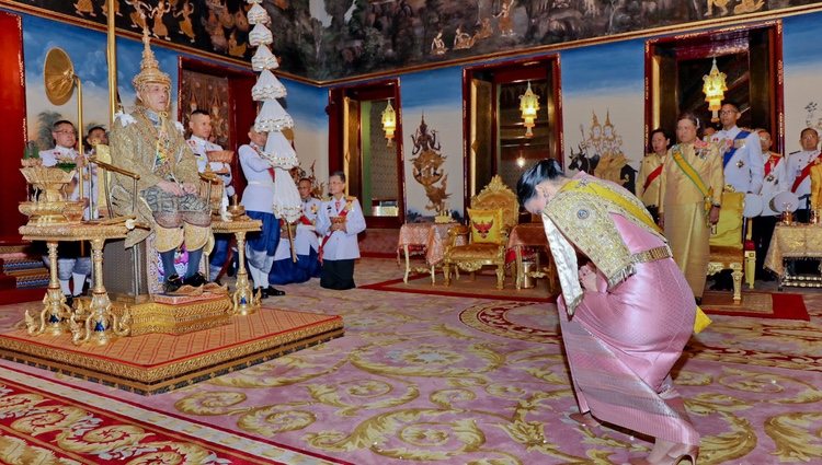 El Rey de Tailandia en su coronación junto a la Reina Suthida el 4 de mayo de 2019