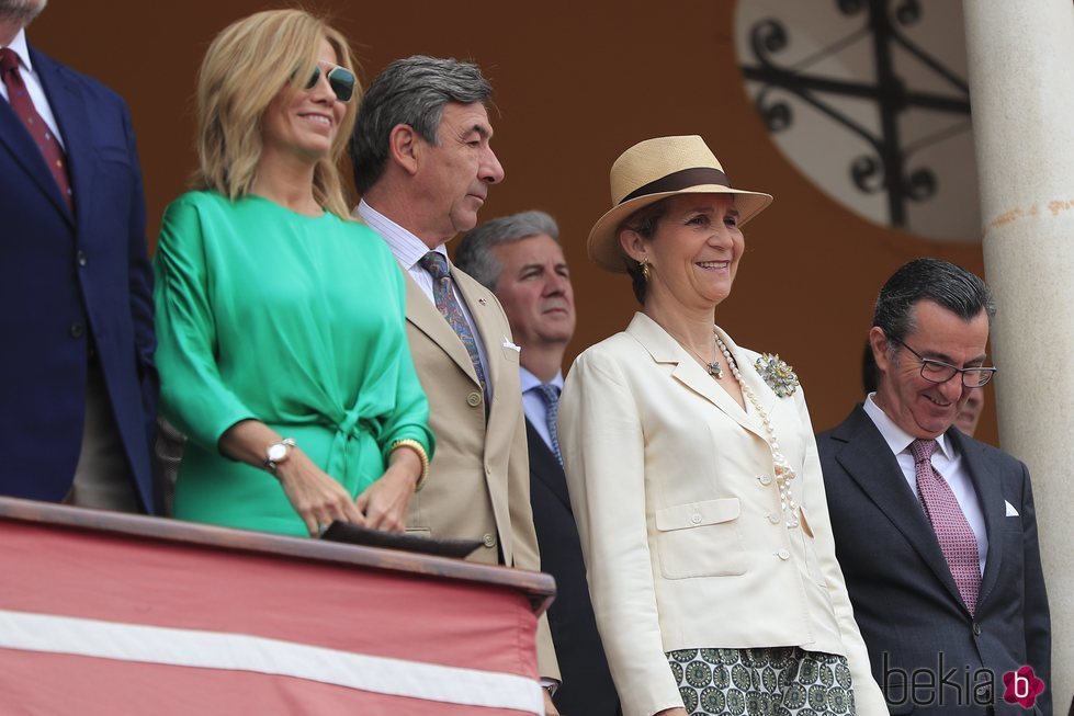 La Infanta Elena mira orgullosa a Victoria Federica de Marichalar en la 34 Exhibición de Enganches