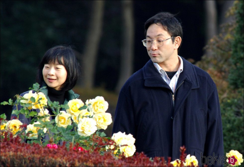 Sayako y Yoshiki Kuroda paseando por un parque de Tokio