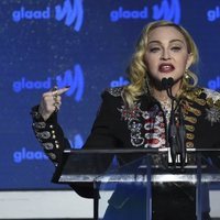 Madonna da un discurso tras ganar el premio en los GLAAD Media Awards 2019