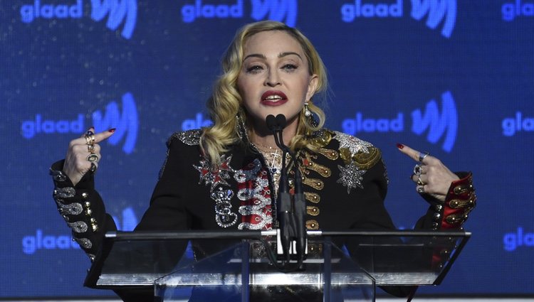 Madonna da un discurso tras ganar el premio en los GLAAD Media Awards 2019