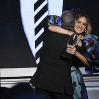 Sarah Jessica Parker entrega el premio a Andy Cohen en los  GLAAD Media Awards 2019