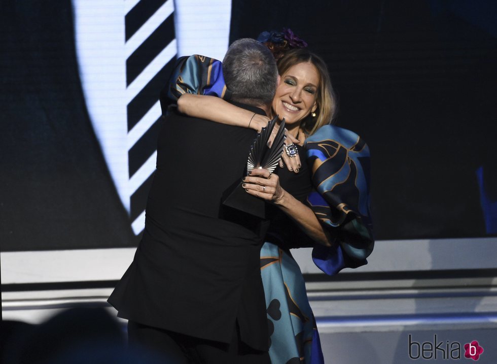 Sarah Jessica Parker entrega el premio a Andy Cohen en los  GLAAD Media Awards 2019