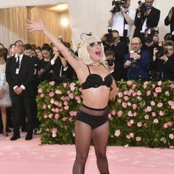 Lady Gaga en la alfombra roja de la Gala MET 2019 con su cuarto look