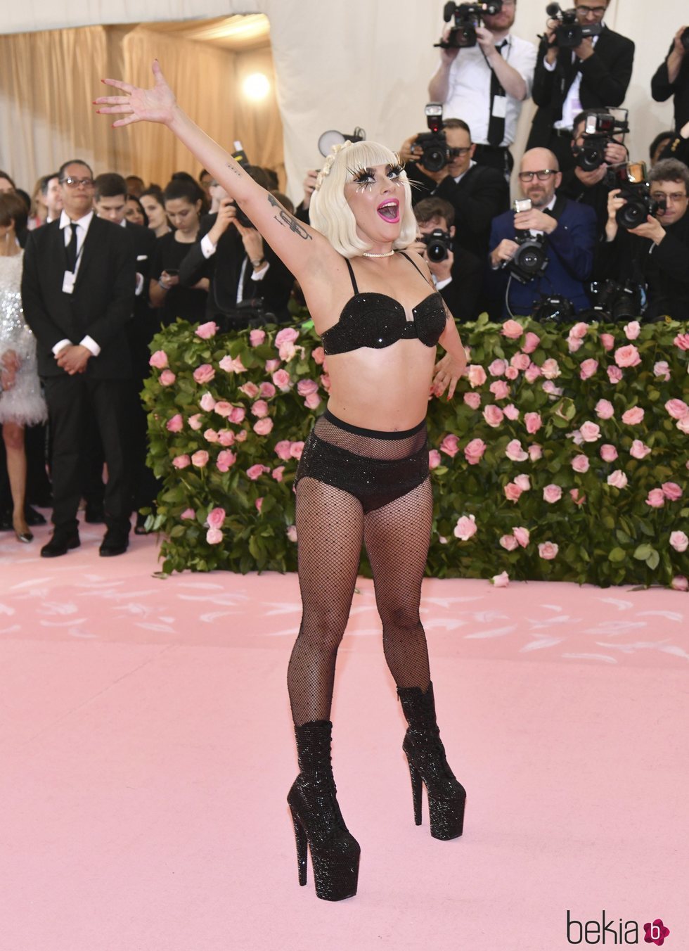 Lady Gaga en la alfombra roja de la Gala MET 2019 con su cuarto look
