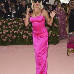 Lady Gaga en la alfombra roja de la Gala MET 2019 con un vestido fucsia