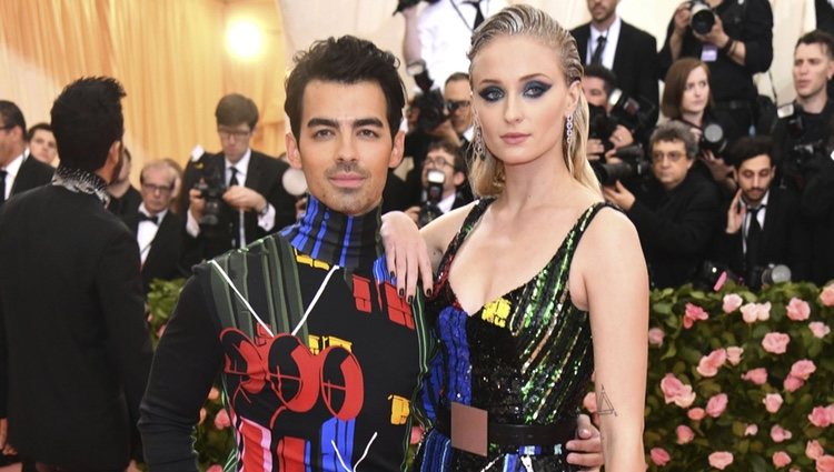 Joe Jonas y Sophie Turner en la alfombra roja de la Gala MET 2019