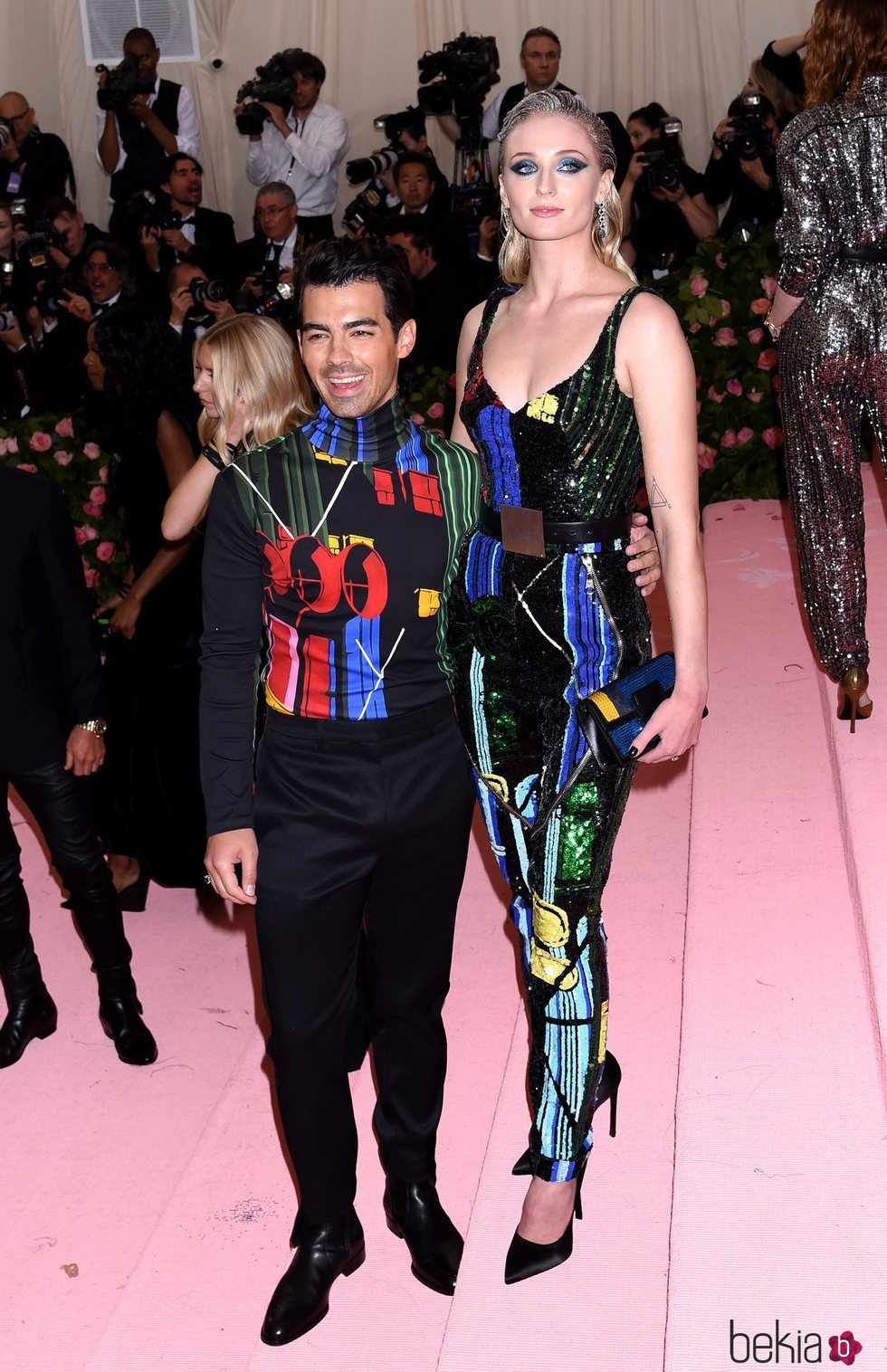 Joe Jonas y Sophie Turner posan divertidos en la alfombra roja de la Gala MET 2019