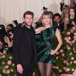 Liam Hemsworth y Miley Cyrus en la alfombra roja de la Gala MET 2019