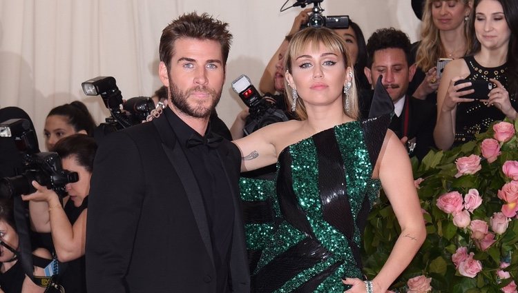 Liam Hemsworth y Miley Cyrus en la alfombra roja de la Gala MET 2019