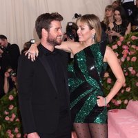 Liam Hemsworth y Miley Cyrus mirándose en la alfombra roja de la Gala MET 2019