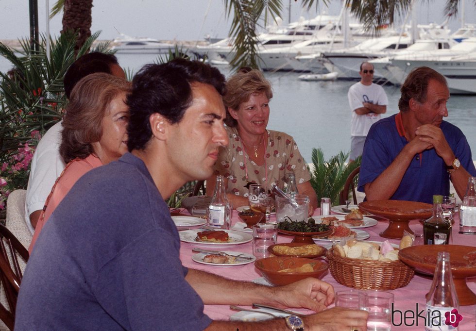 Los Reyes Juan Carlos y Sofía durante una comida familiar en Mallorca con Ana María de Grecia y Jaime de Marichalar