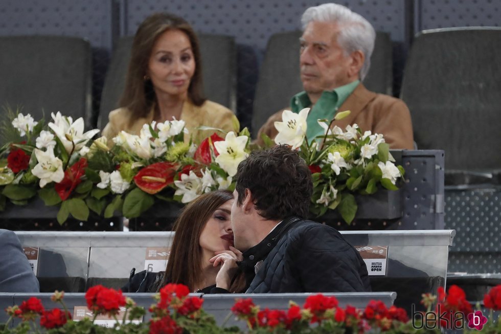 Isabel Presyler y Mario Vargas Llosa muy atentos en el Madrid Open 2019