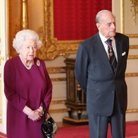 La Reina Isabel y el Duque de Edimburgo reaparecen tras el nacimiento del primer hijo del Príncipe Harry y Meghan Markle