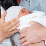 Foto oficial de Archie Harrison, primer hijo del Príncipe Harry y Meghan Markle dos días después de su nacimiento