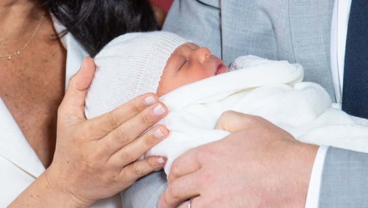 Foto oficial de Archie Harrison, primer hijo del Príncipe Harry y Meghan Markle dos días después de su nacimiento