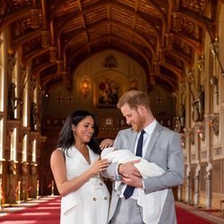 El Príncipe Harry y Meghan Markle mirando cariñosamente a su primer hijo recién nacido Archie Harrison