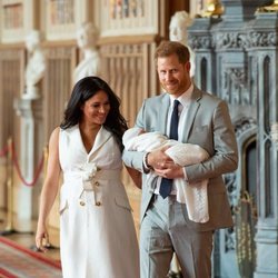 El Príncipe Harry y Meghan Markle presentan a su primer hijo Archie Harrison en Windsor Castle